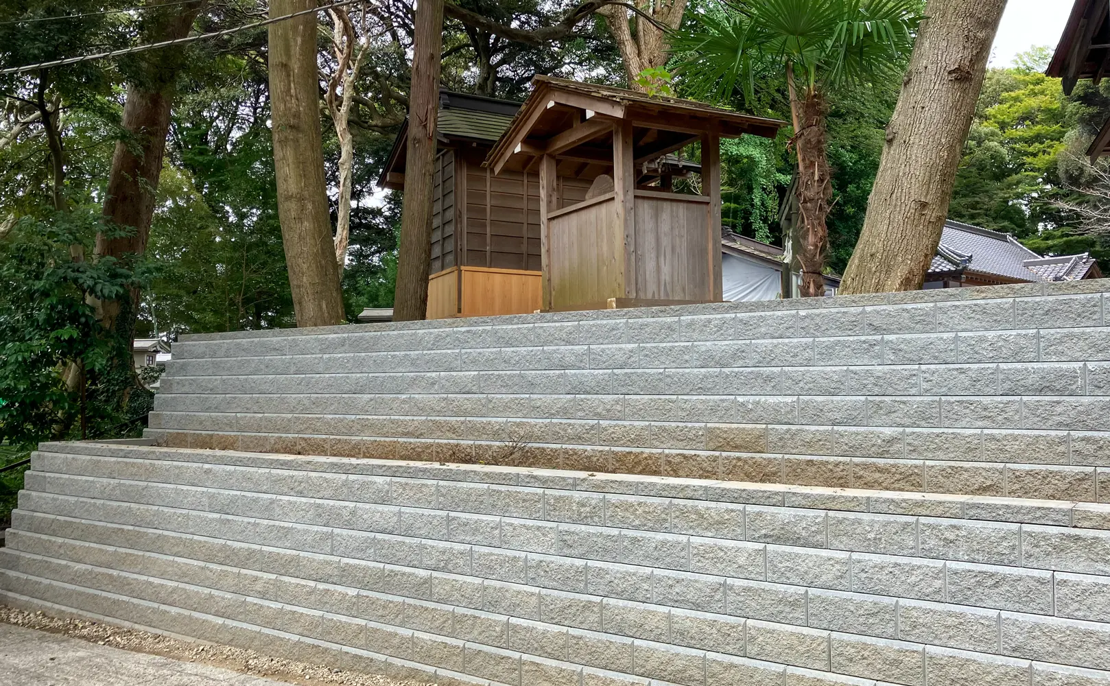 伝統美を支えるブロック石垣
