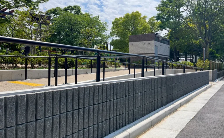 やさしさを支える擁壁ブロックの公園スロープ