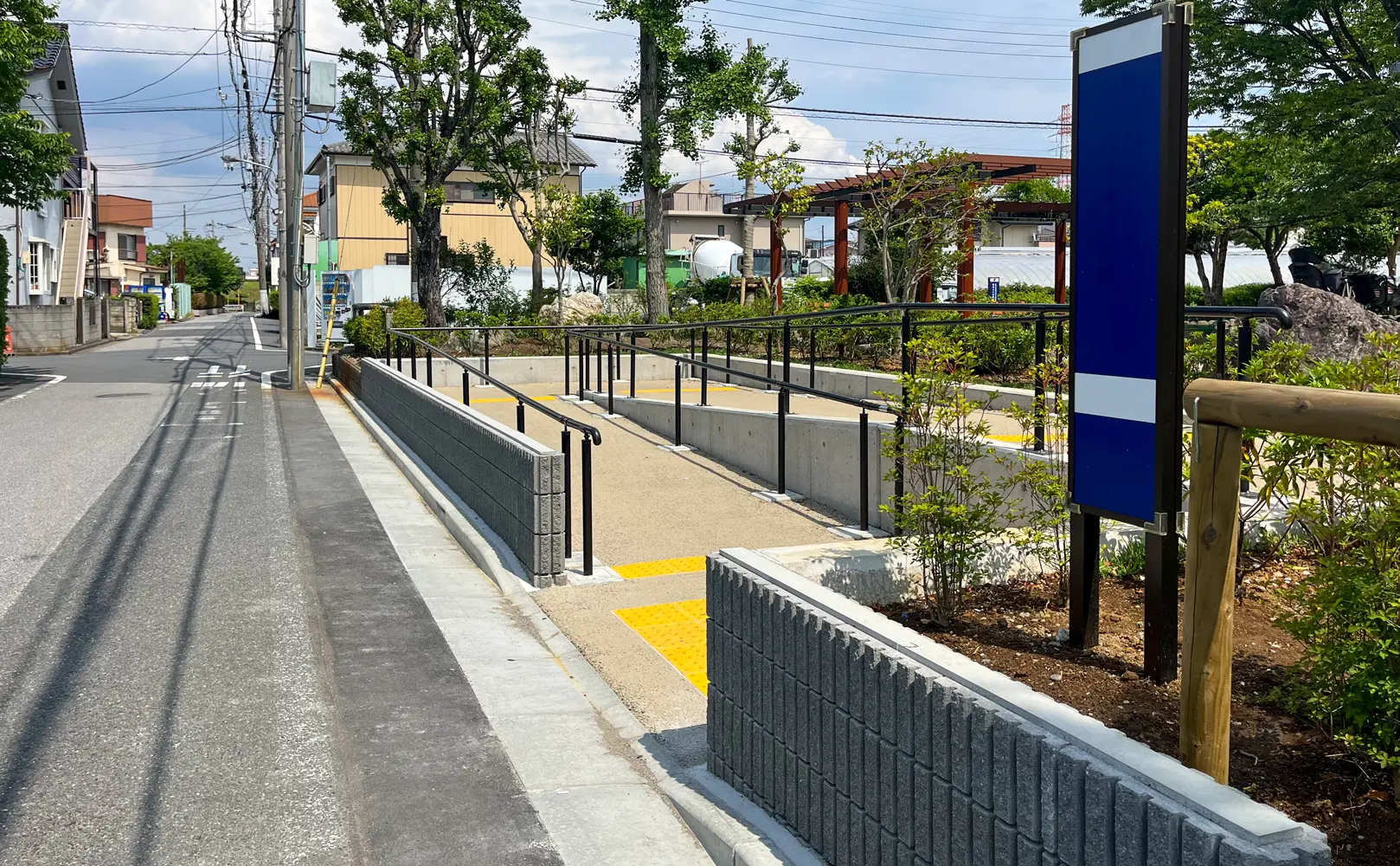 擁壁ブロックを使用した公園のスロープ