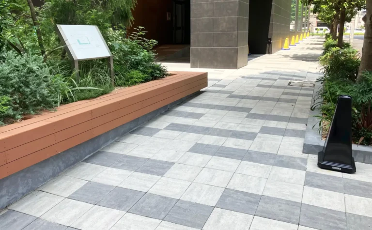 都市のリズムを刻むグレーパターンの舗装