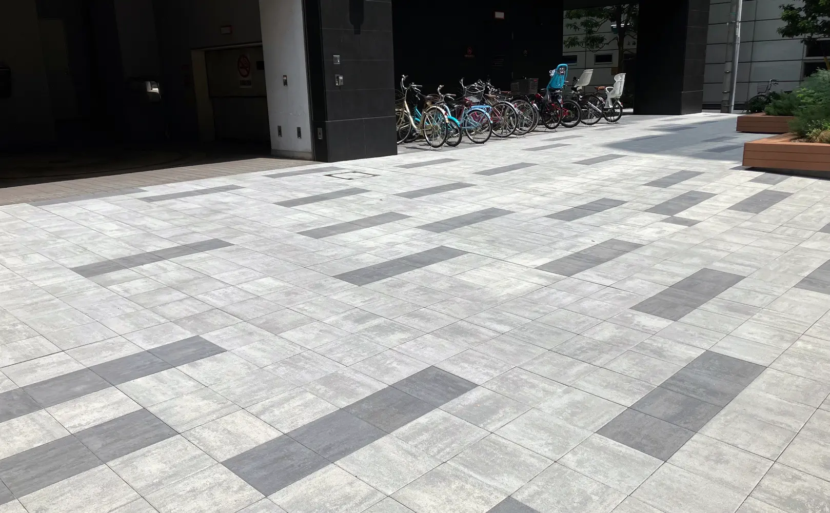 洗練されたモノトーンの見た目のインターロッキング