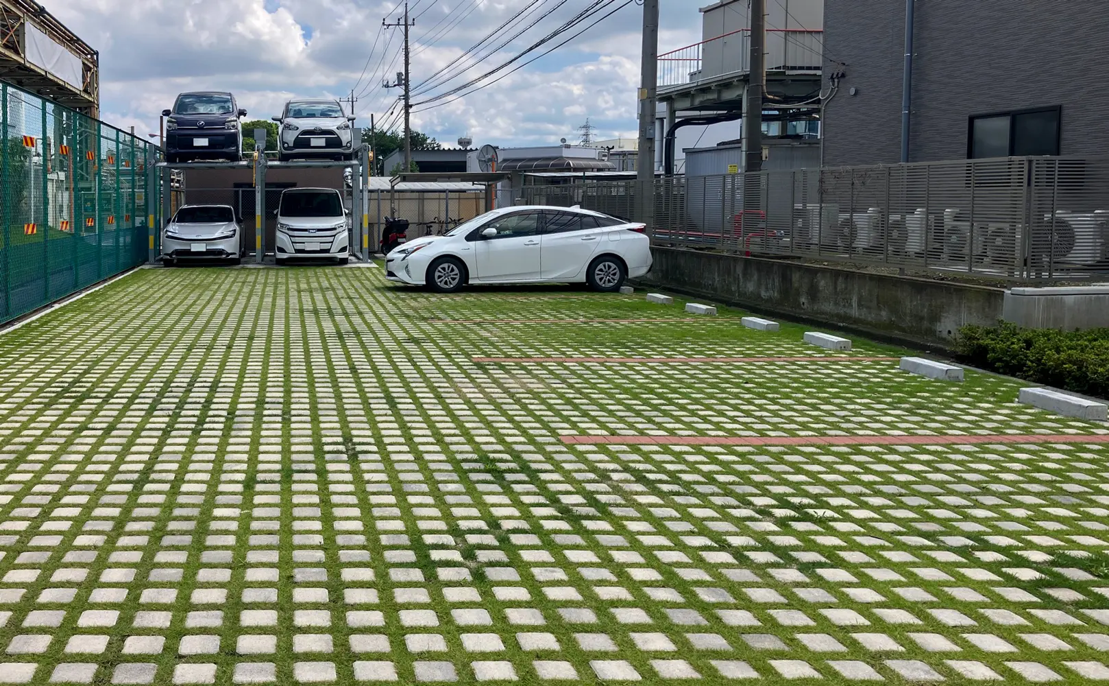環境に寄り添う植栽インターの駐車場