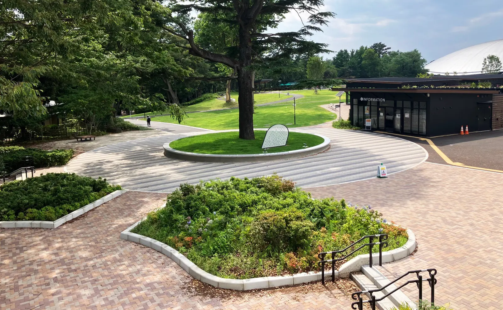 暖色系とグレー系のボーダーのインターロッキングが明るい公園の雰囲気を高めます