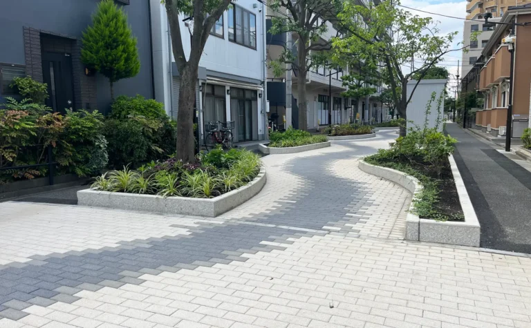 カラーで誘導する緩やかなカーブの遊歩道