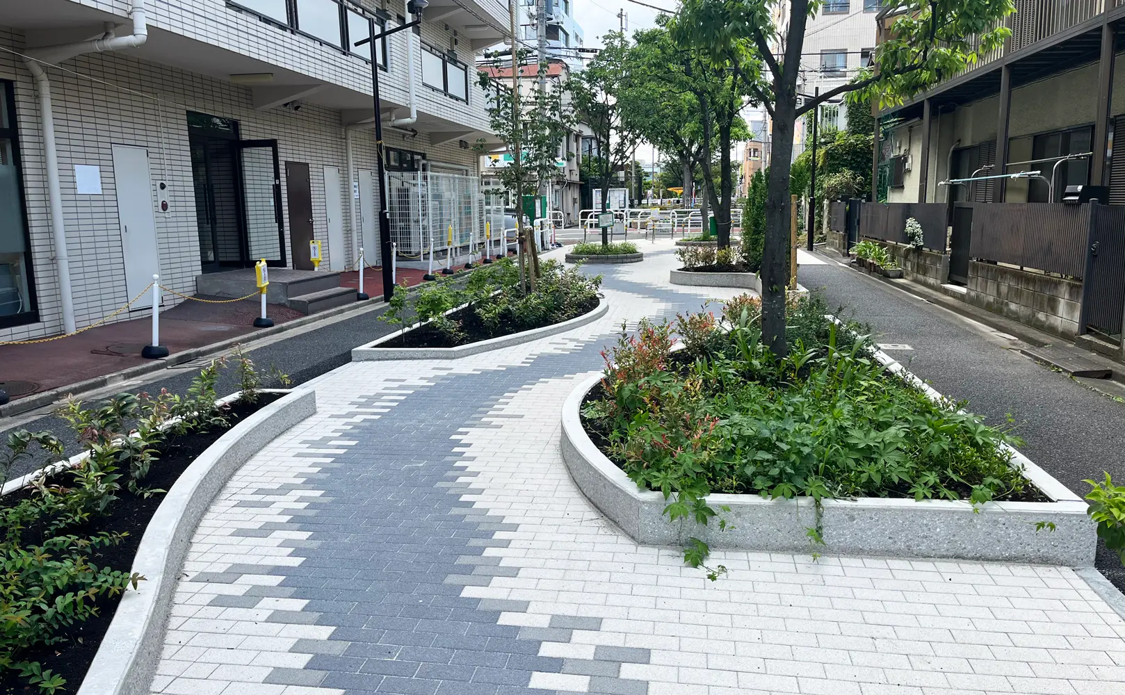 カーブを描くインターロッキングの遊歩道