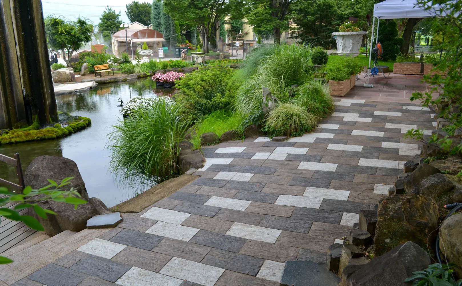自然あふれる木調平板の園路（アクシア・ランバー）