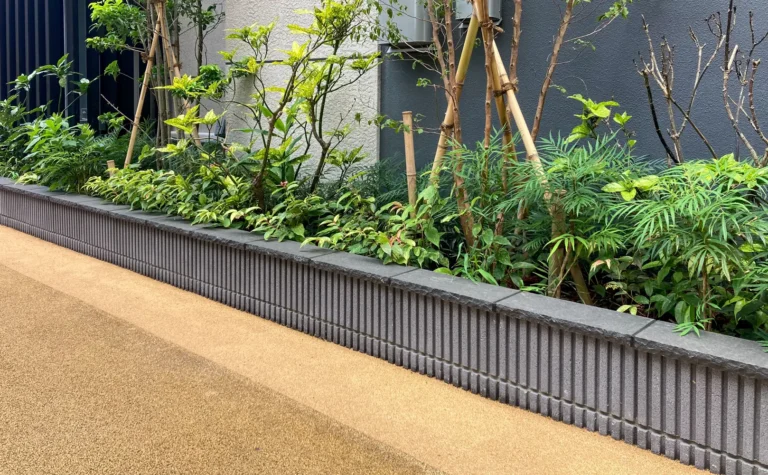 自然石笠木が引き締める植栽エリア