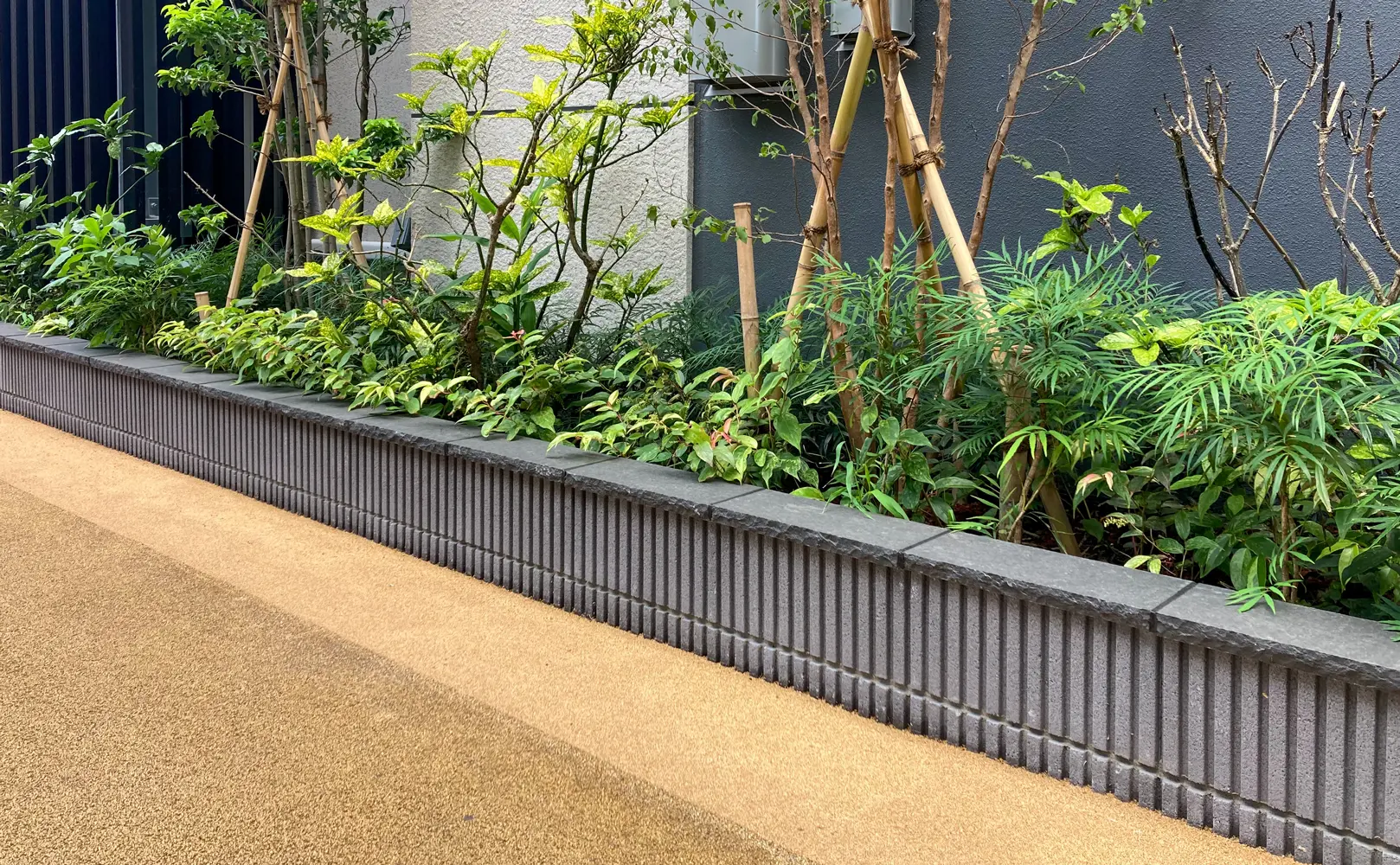 アースキャップのブラックを使用した植栽帯