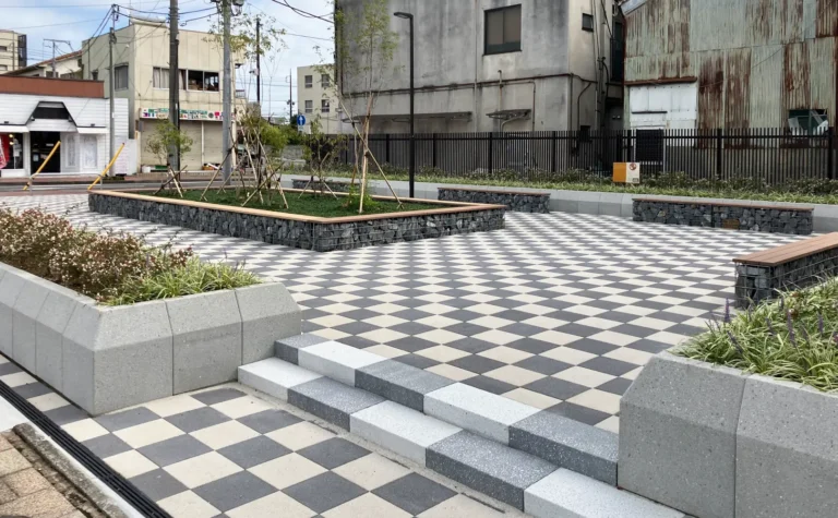街角に現れた市松模様のオープンスペース