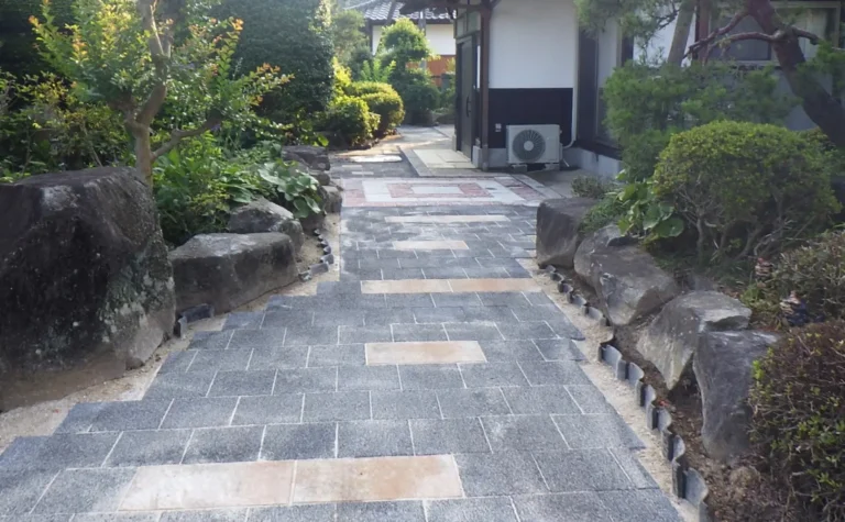 飛石の風情を残した和風アプローチ