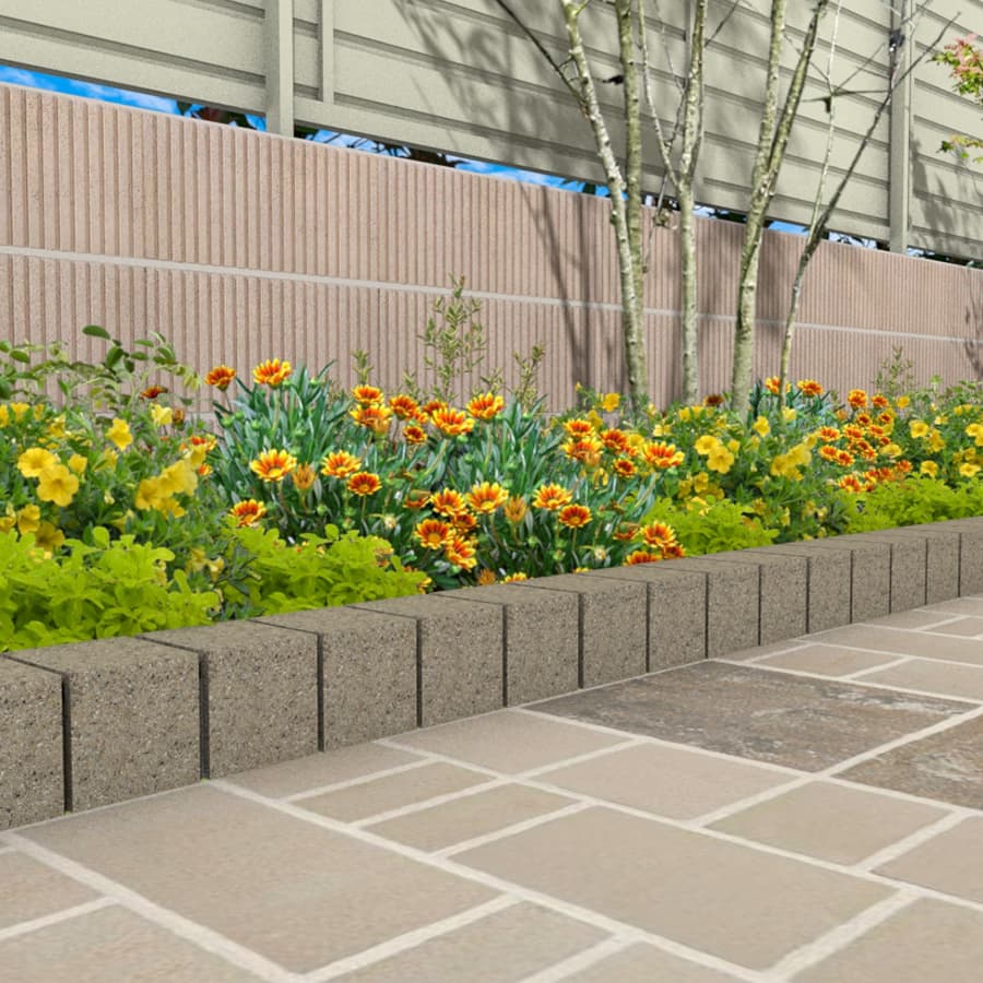 シンプルにアプローチと植栽を仕切るエッジ_ポイント1
