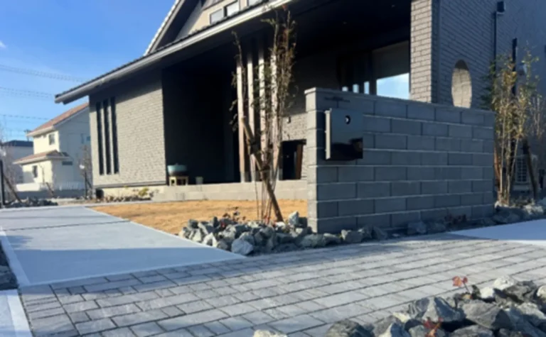グレートーンで統一した建物と調和する外構空間