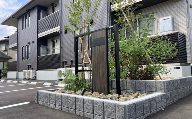 割肌ブロックと植栽が引き立て合うアパート外構