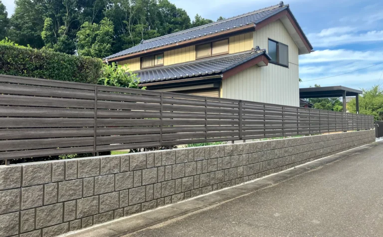 木調フェンスを合わせたナチュラルなブロック塀