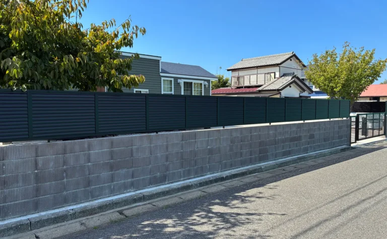 ロングスパンの塀が住まいを引き立てるモダン外構
