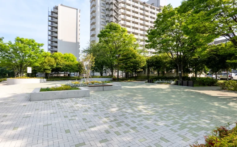 光と風が通り抜ける開放感あふれる憩いの広場