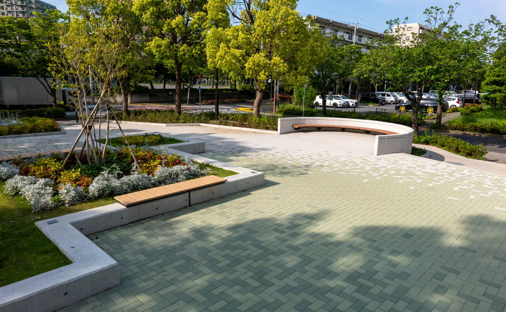 植栽と緑のインターロッキングによる憩いの広場