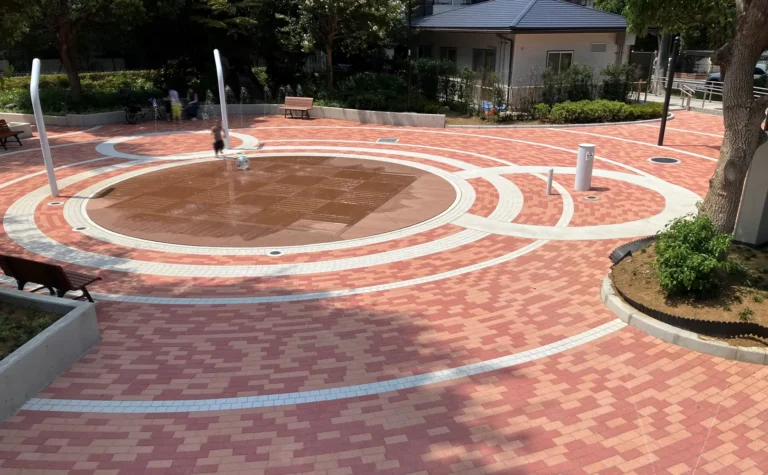 水景から広がる曲線ラインが美しい公園広場