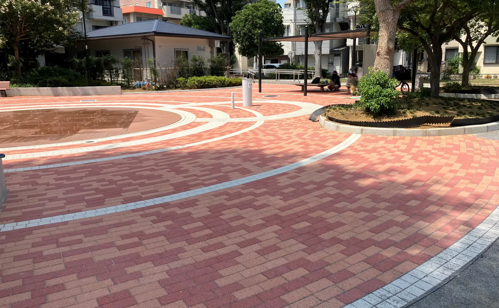 広がる円形デザインの公園広場
