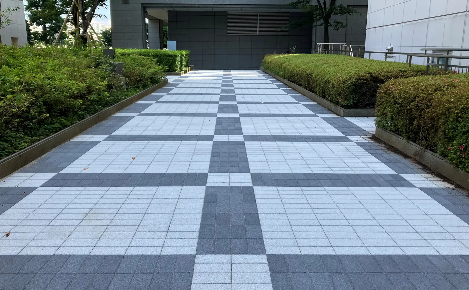 モノトーンの格子デザインのインターロッキングブロック