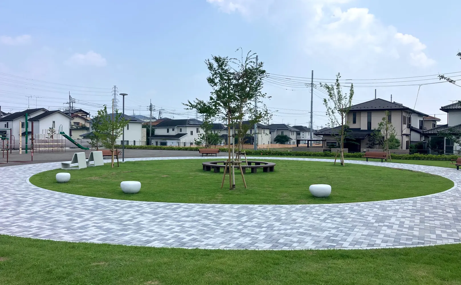 公園に映えるグレーミックスのオールラウンドぺイブ・スタンダード