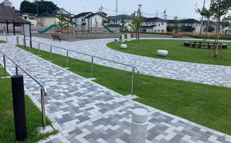 グレーモザイク舗装が彩る開放感あふれる公園景観
