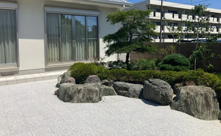 洗い出しインターが引き立てる石組みの和風ガーデン