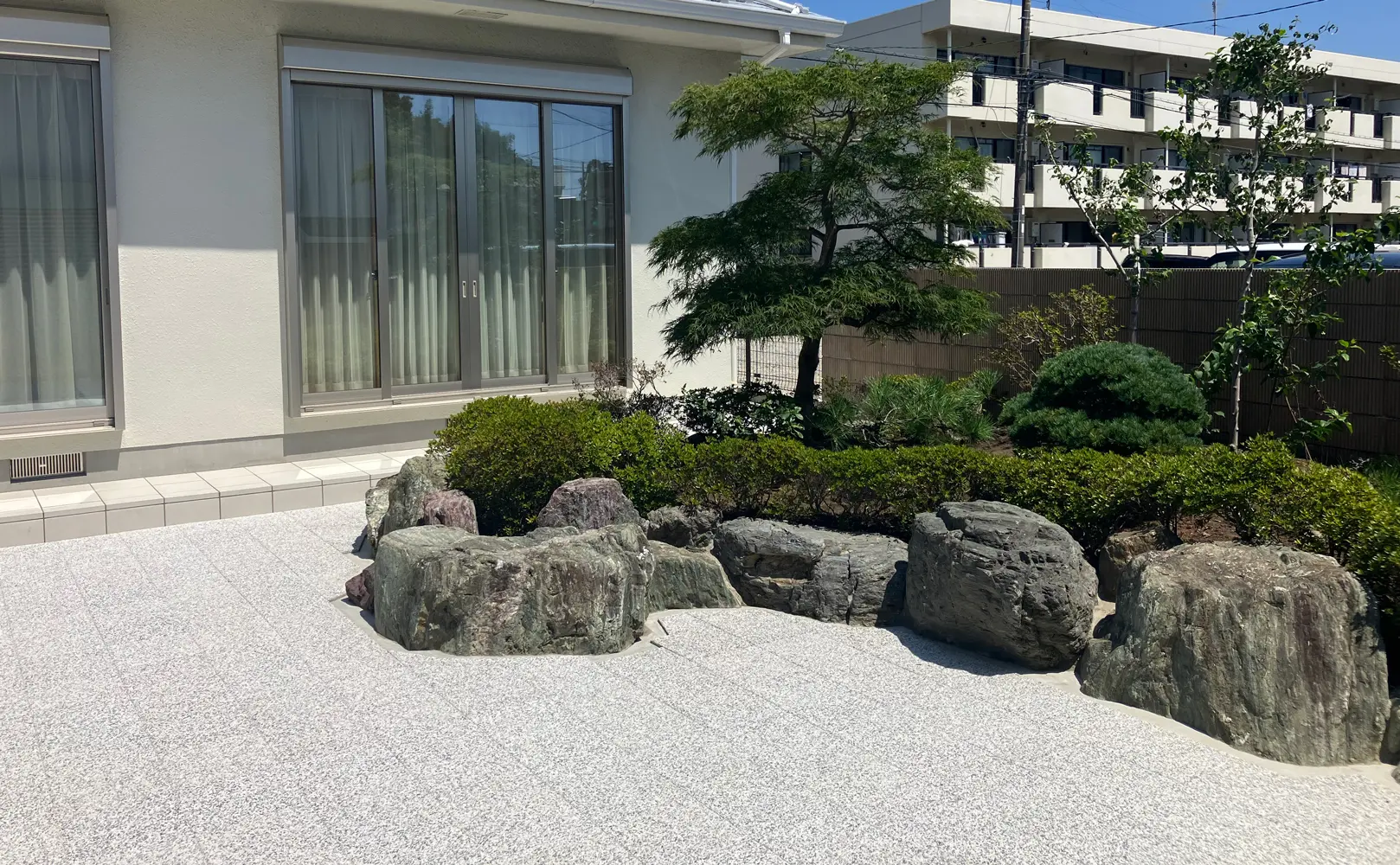 洗い出しインターロッキングブロックが枯山水の様な和風ガーデン