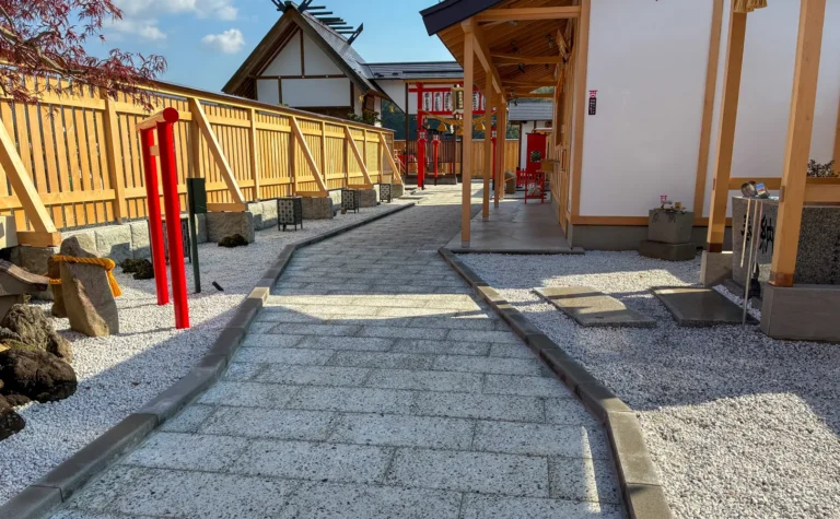 参道の趣を際立たせる和モダンな神社アプローチ