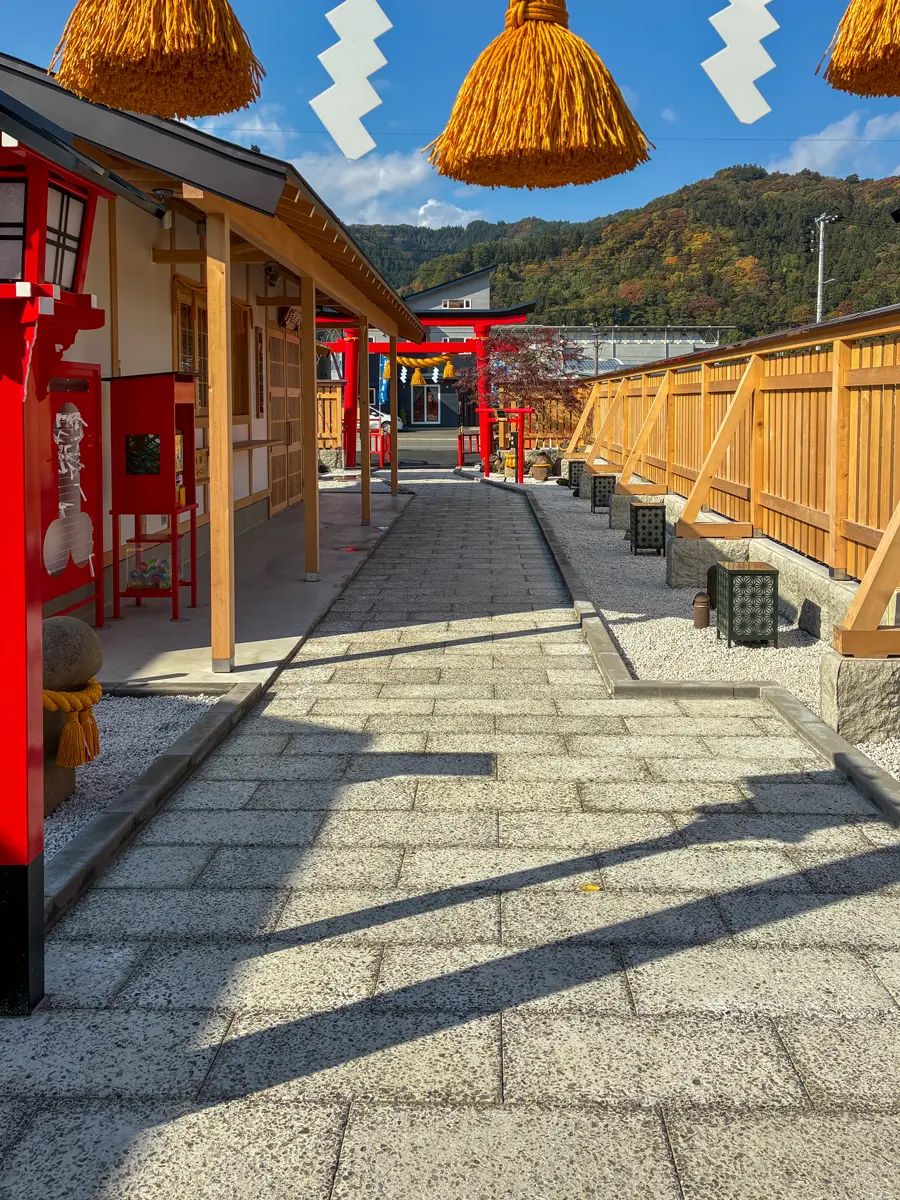 地彩を使用した神社アプローチ