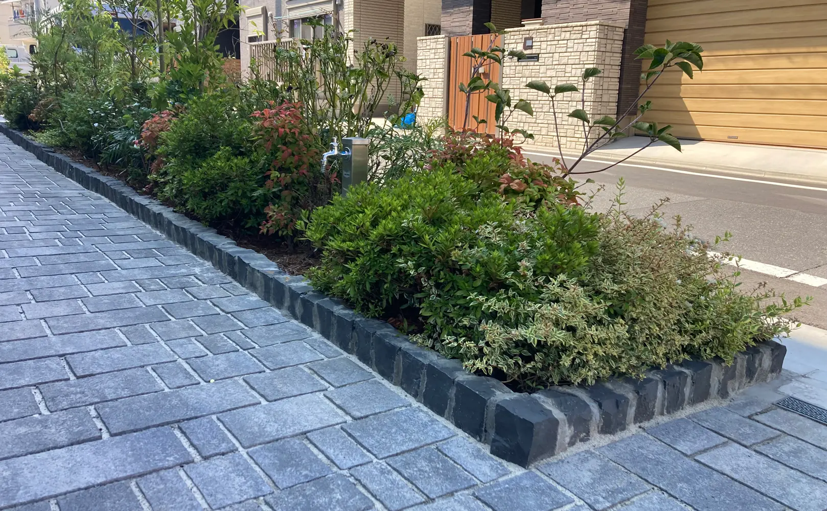 ピンコロを縁石に使用した遊歩道