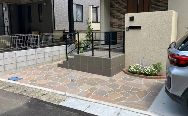 花壇と乱形石が迎える温かみのあるエントランス