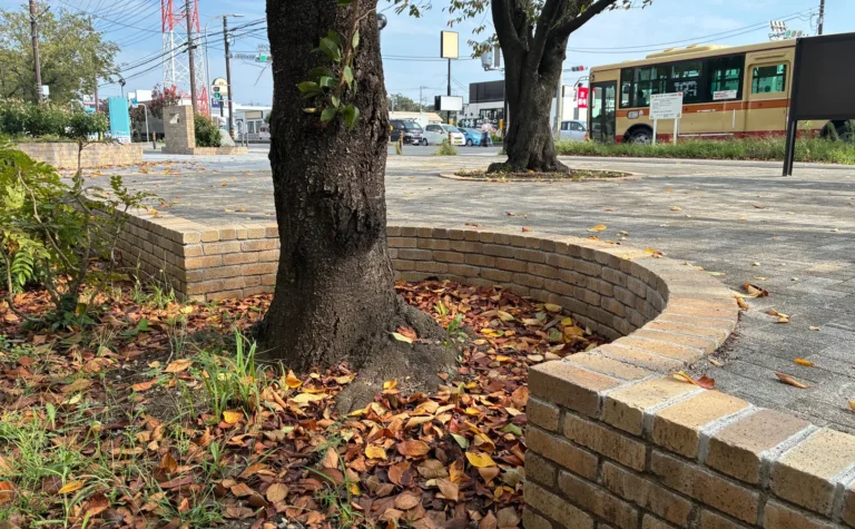 樹木周りをやさしく包むレンガ花壇