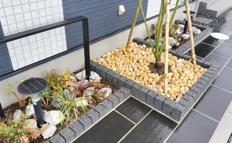 ピンコロ調縁石が立体感を生むモダン植栽空間