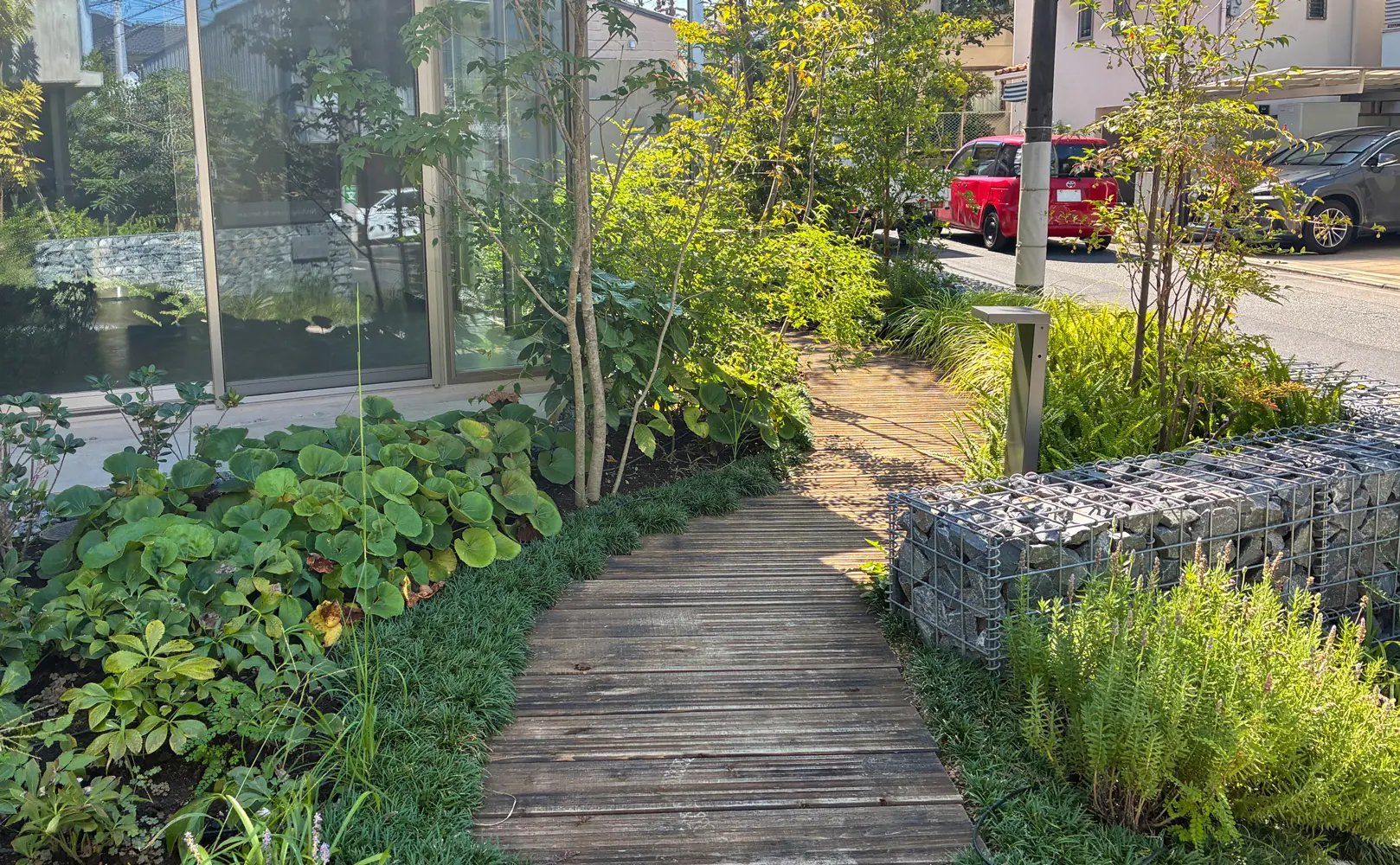 植栽と天然木のシダースリーパーの自然なアプローチ