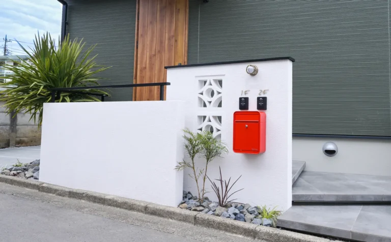 抜け感を演出する花ブロックが印象的なファサード