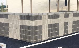 スレンダーリブのブラックとライトグレーを使用した格子状デザインのブロック塀