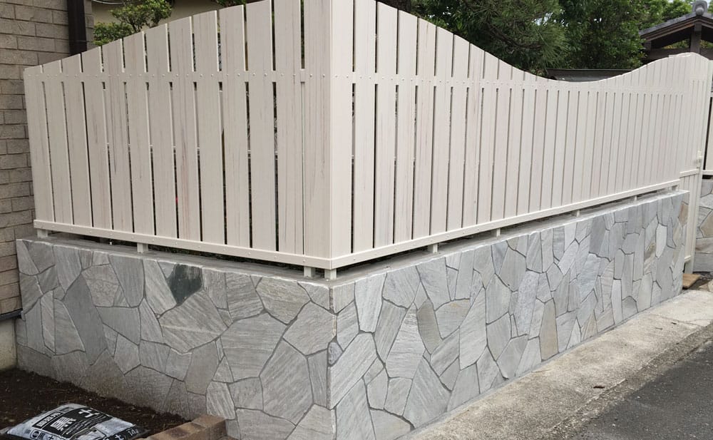 乱張り石をフェンス基礎に使用した印象的な門まわり エスビック施工写真コンテストページ
