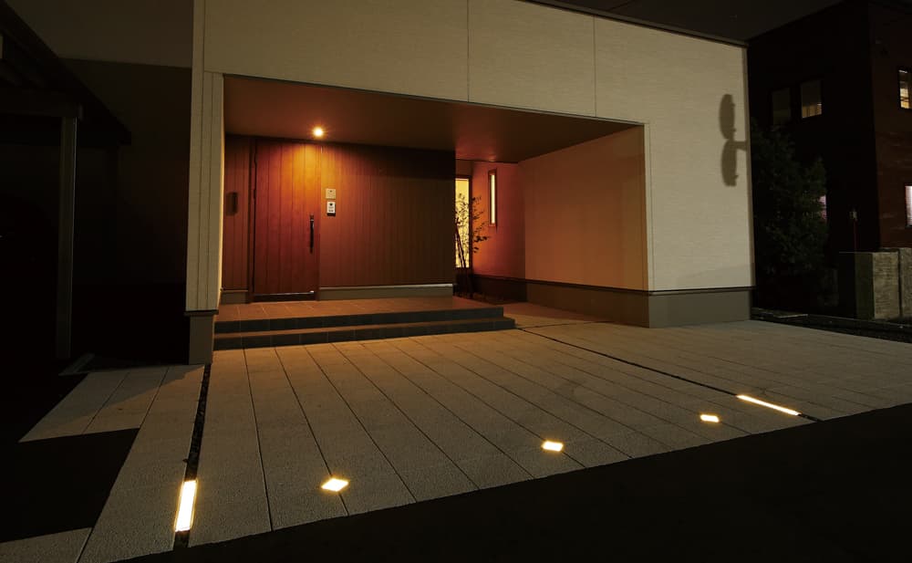 間接照明と足元のライトが柔らかく照らすアプローチ エスビック施工写真コンテストページ