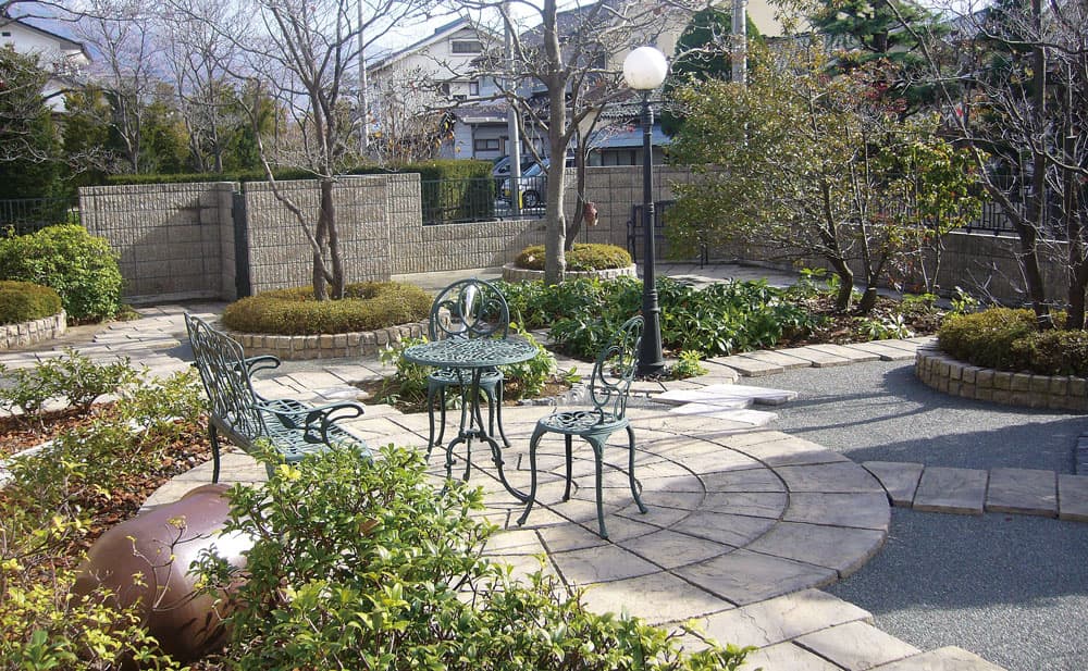 アクシア・サークルとアクシア・トラッドを使用したカフェスタイルのお庭