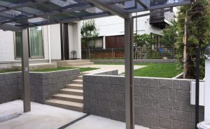 RECOM2SPグレーを使用しお庭と駐車場の高低差を上手に活用