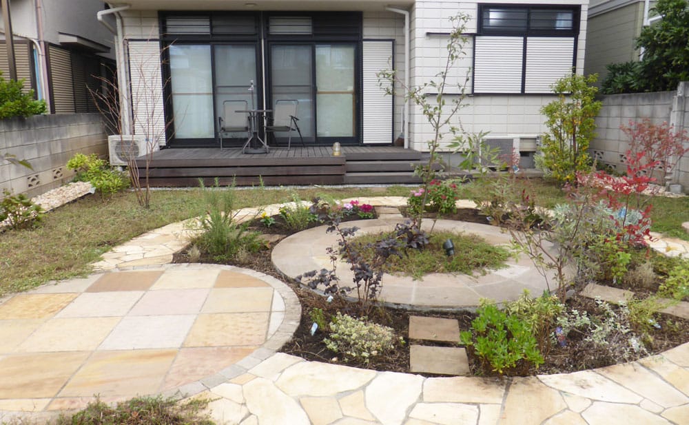 天然石と植栽が彩るサークルデザインのお庭 エスビック施工写真コンテストページ